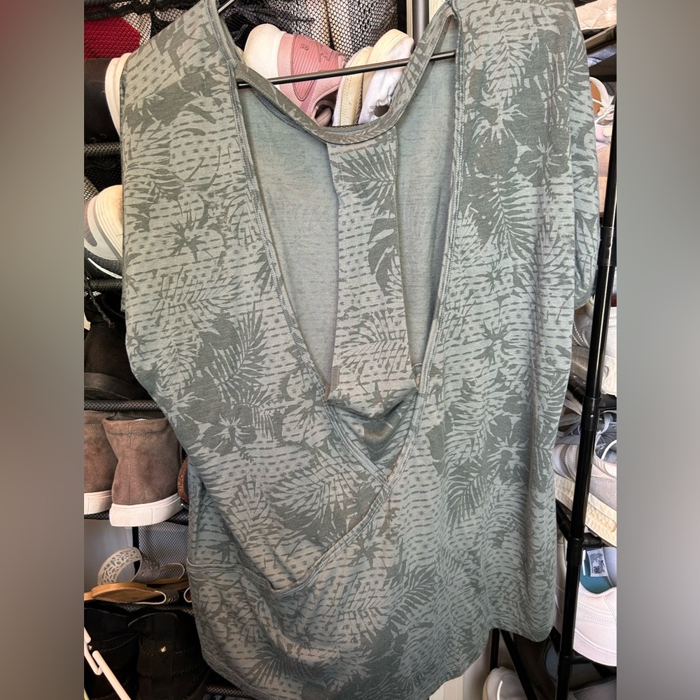 Old navy active tee - size large